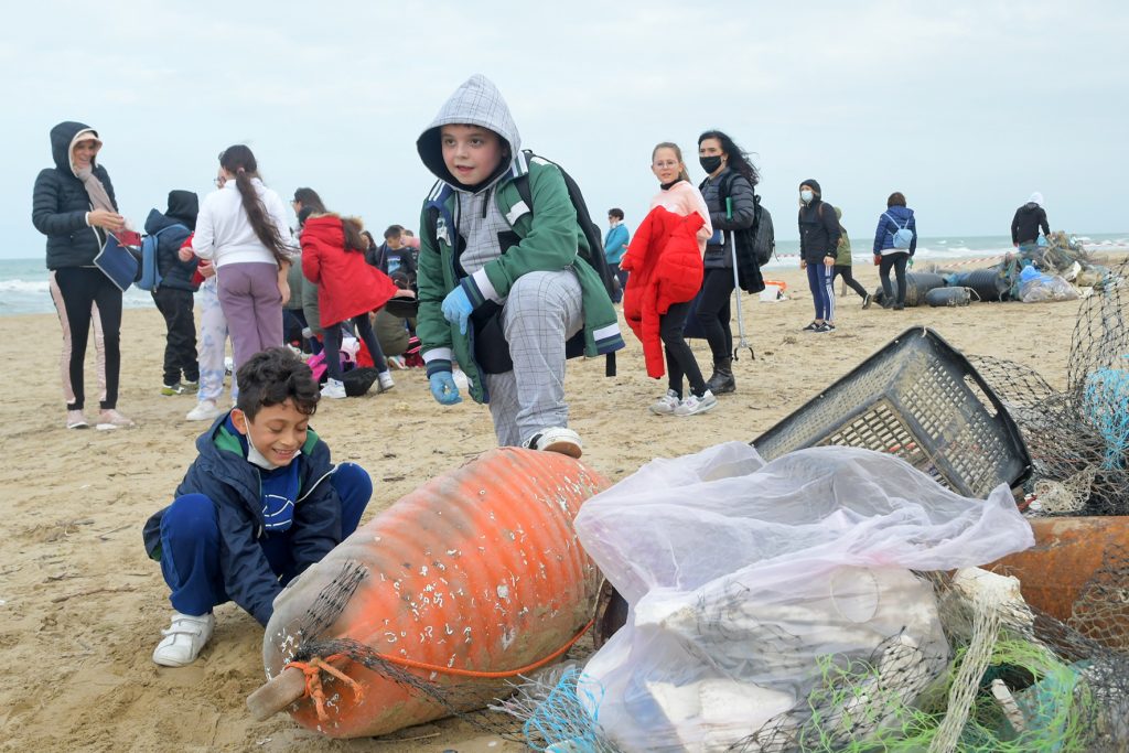 “Beach Care Project”: gli studenti ripuliscono le spiagge italiane e francesi