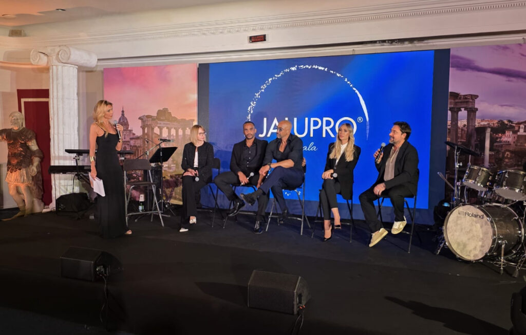 PACE RITROVATA TRA MAXIME MBANDÀ, MARIA MONSÈ E LA FIGLIA PERLA MARIA PARAVIA DURANTE L’EVENTO JALUPRO ALL’ASTORIA HOTEL